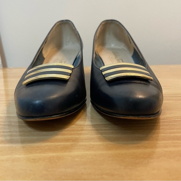 Salvatore Ferragamo Vintage Navy-Blue leather pumps gold details size 6 1/2 B - Picture 13 of 13